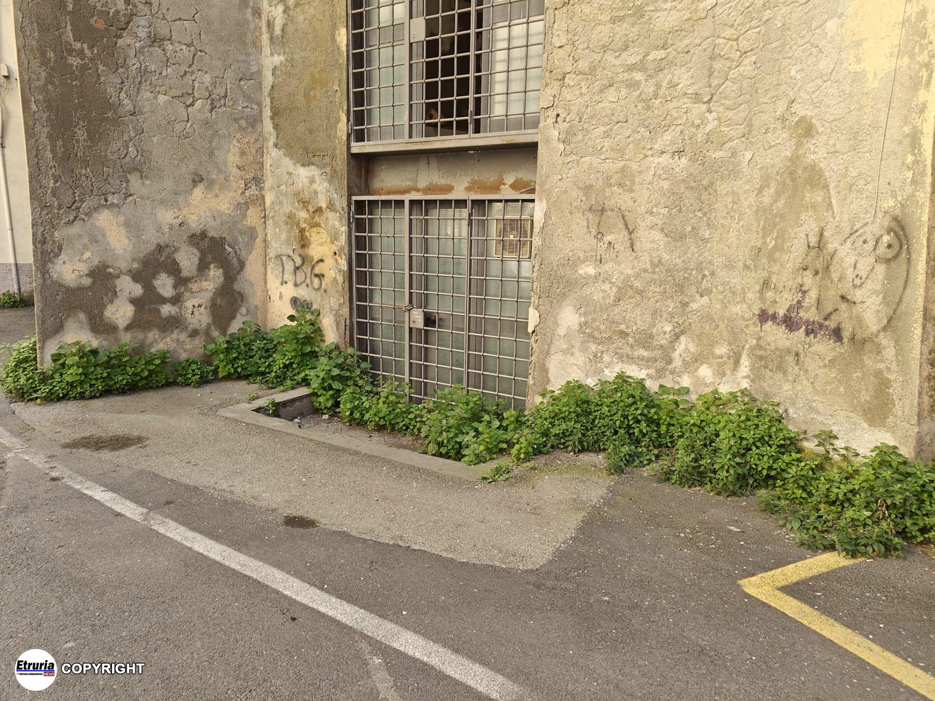 largo marconi centro storico viterbo degrado (9)