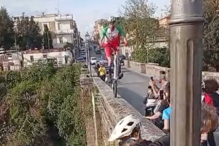 In-biclicletta-fa-acrobazie-sul-parapetto-di-ponte-Clementino copia