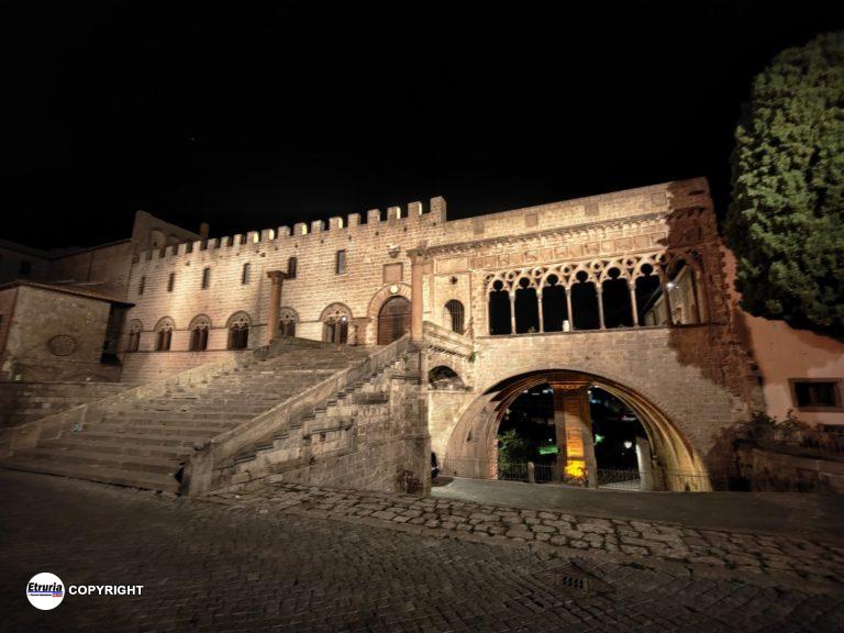 viterbo palazzo dei papi notte