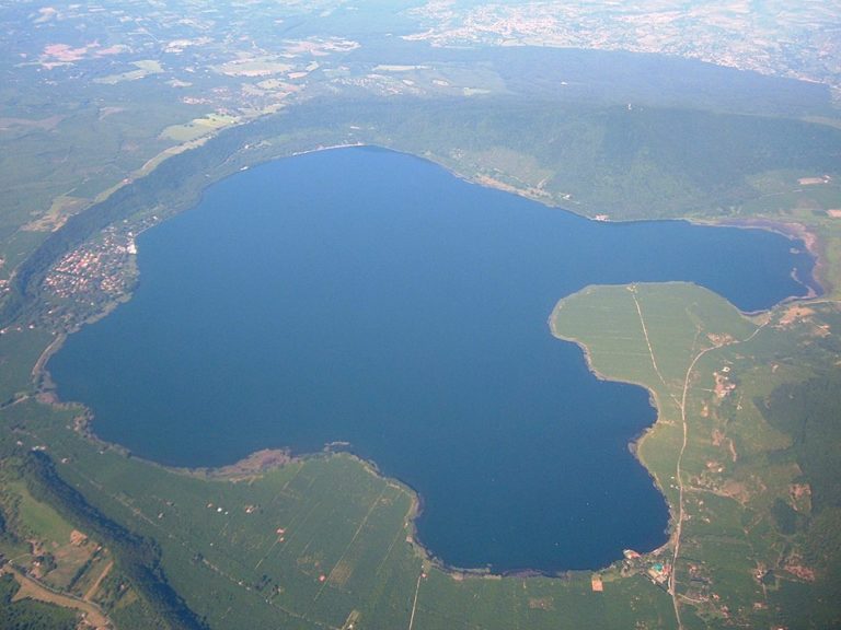 960px-Lago_di_Vico_-_Vista_aerea_1