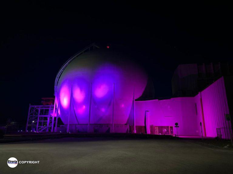 L'edificio reattore della centrale del Garigliano di Sogin illuminato di viola-foto1