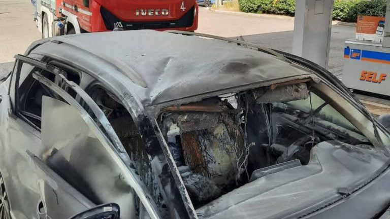 Roma, fa benzina e il suv prende fuoco ed esplode_ gravemente ustionato un uomo