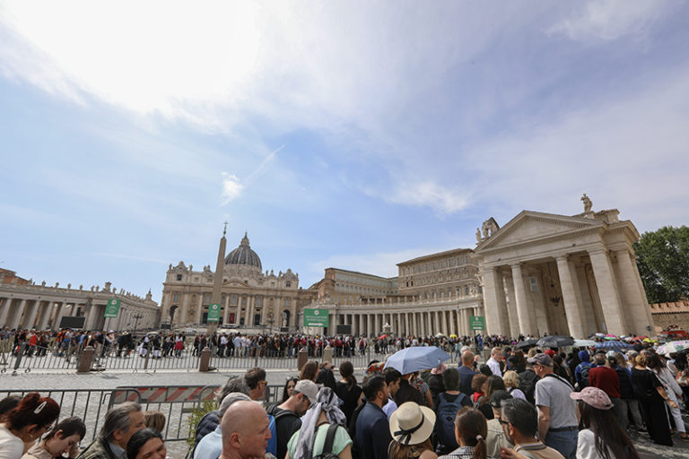 fedeli-piazza-san-pietro-evidenza