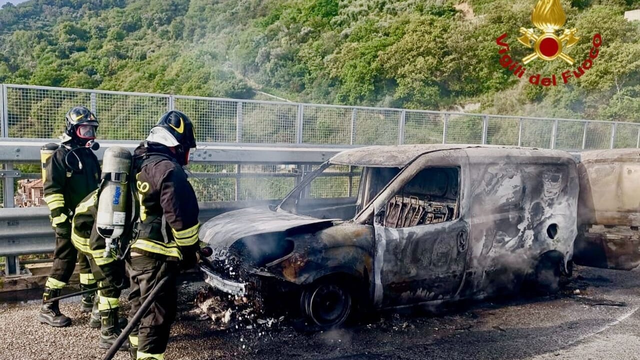 furgone incendio