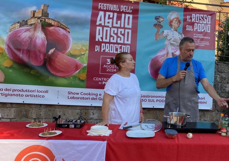 Show cooking di Giuseppe Rutigliano vincitore Gara il Rosso sul podio 2024 insieme a Vittoria Tassoni