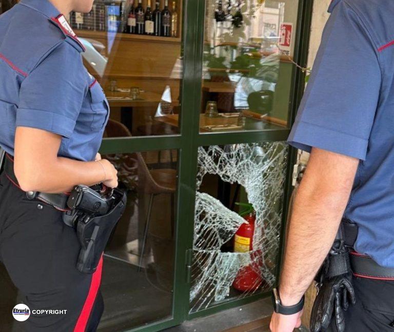 CENTRO - Furto in esercizio commerciale mediante rottura vetrina