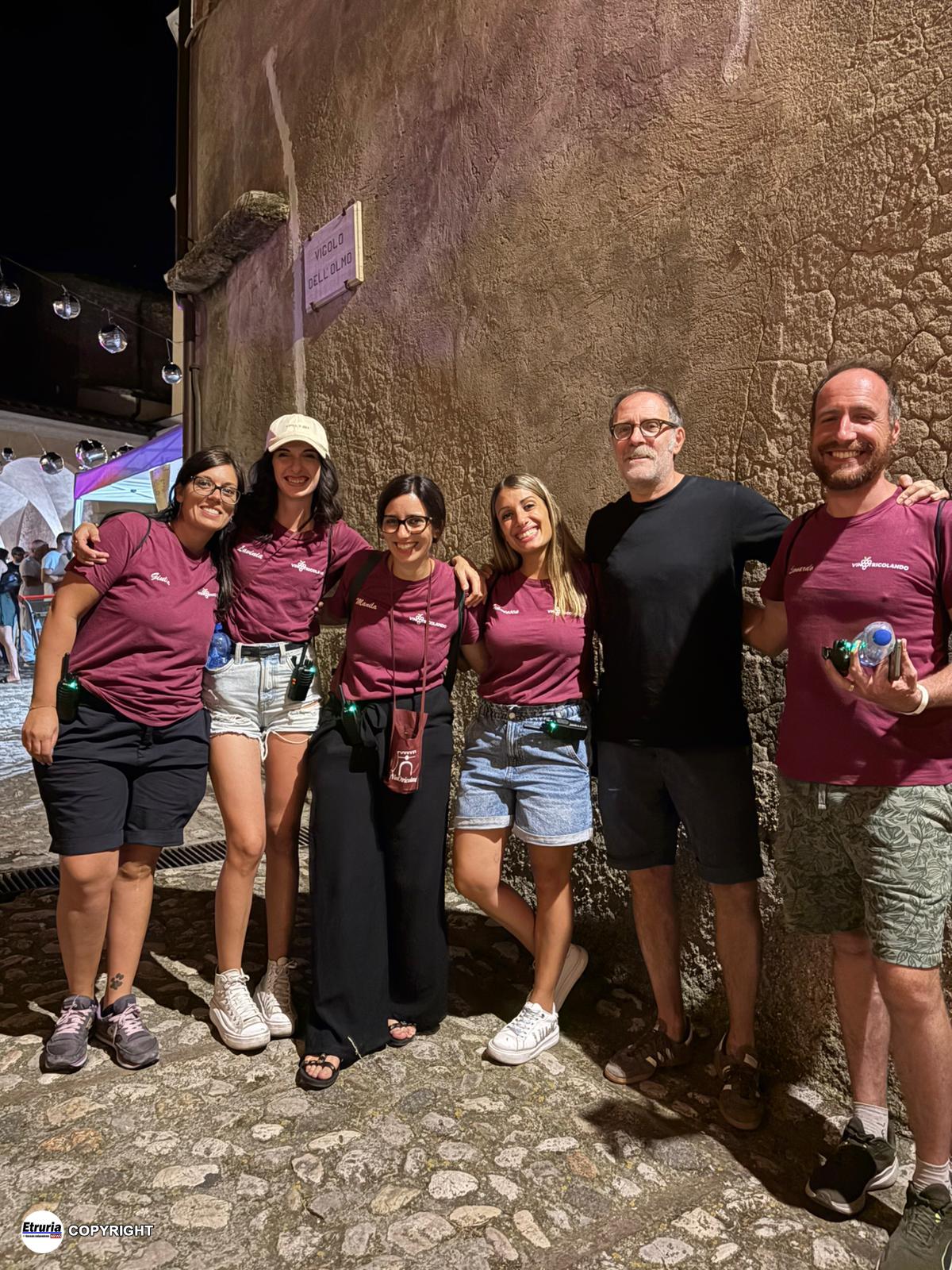 Valerio Mastrandrea con i ragazzi della Pro Loco di Otricoli