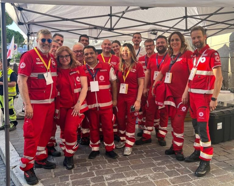 I vertici della Croce Rossa salutano i volontari sul percorso del trasporto