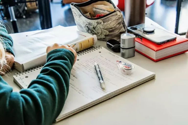 studente studia libri