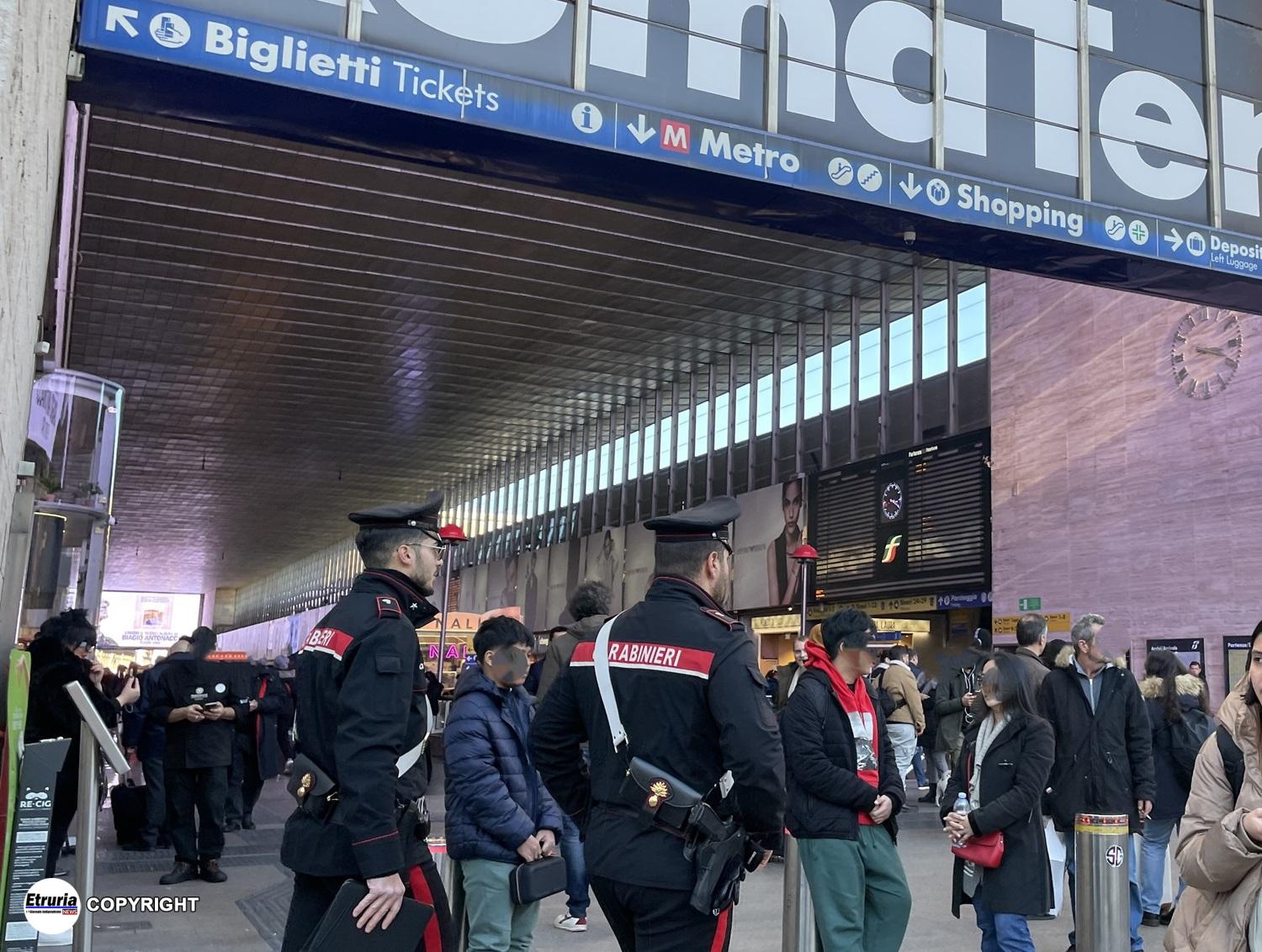 CENTRO - I Carabinieri durante i controlli a Termini (3)