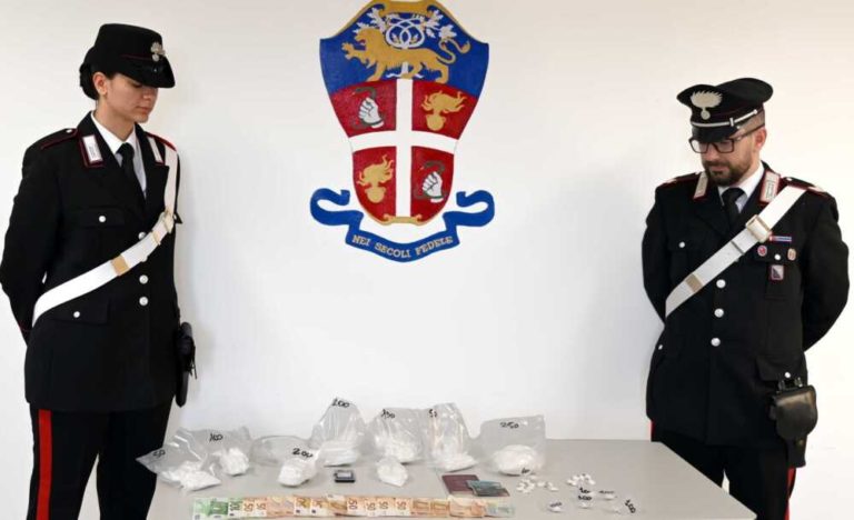 BRACCIANO-La-droga-e-il-denaro-sequestrati-dai-Carabinieri