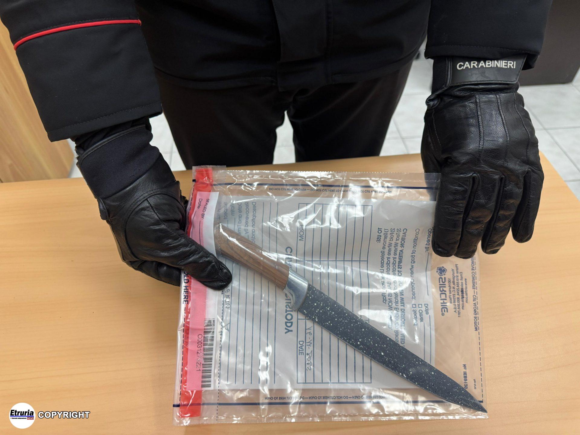 CASSIA - Il coltello sequestrato dai Carabinieri (2)
