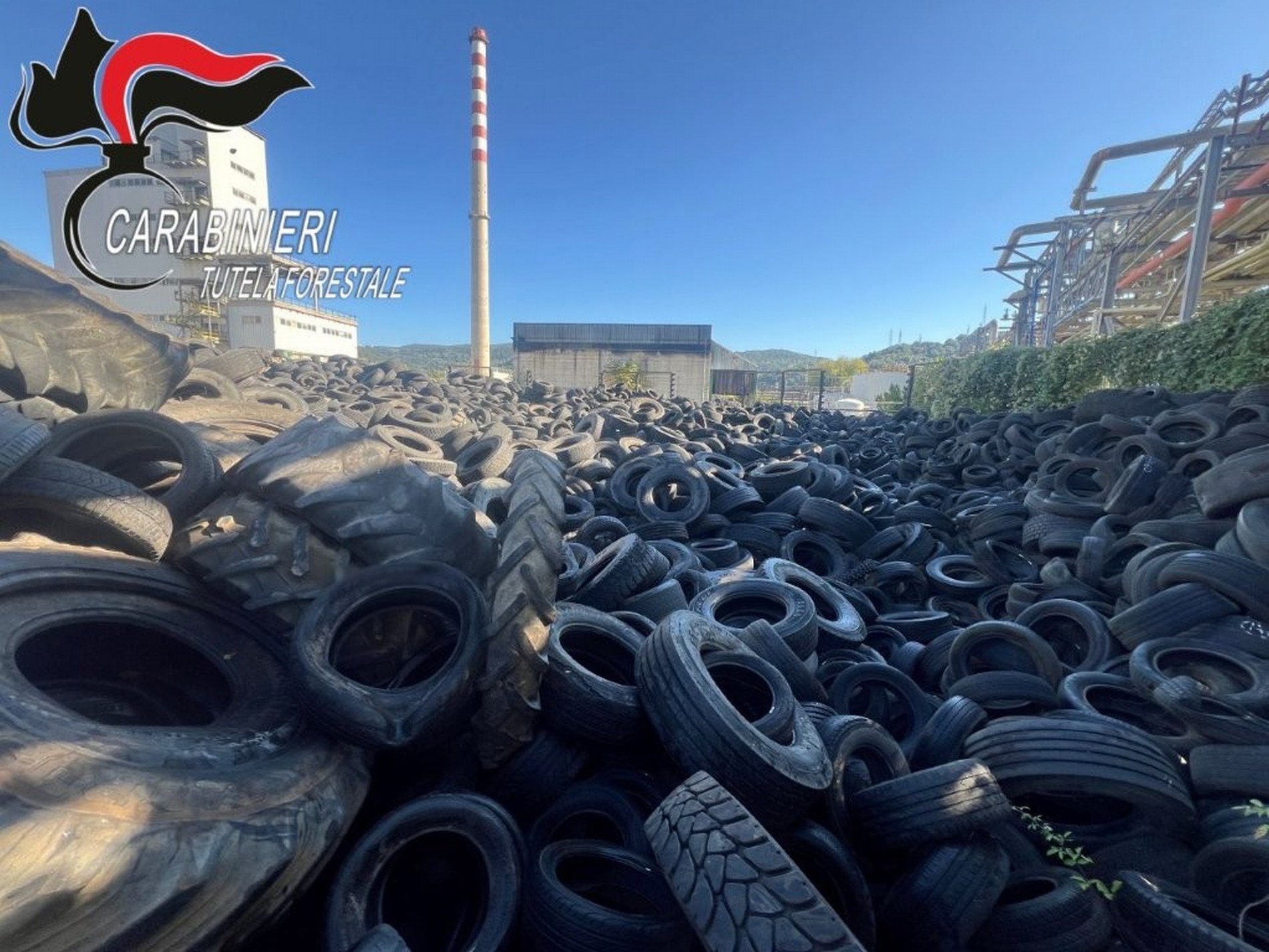 Stoccaggio-pneumatici-azienda-Nera-Montoro-Narni-carabinieri-Nipaaf-novembre-2025-1
