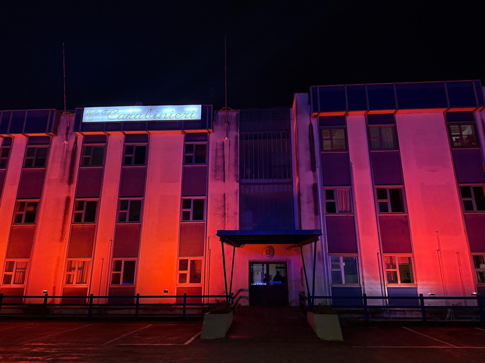 caserma carabinieri viterbo illuminata di rosso