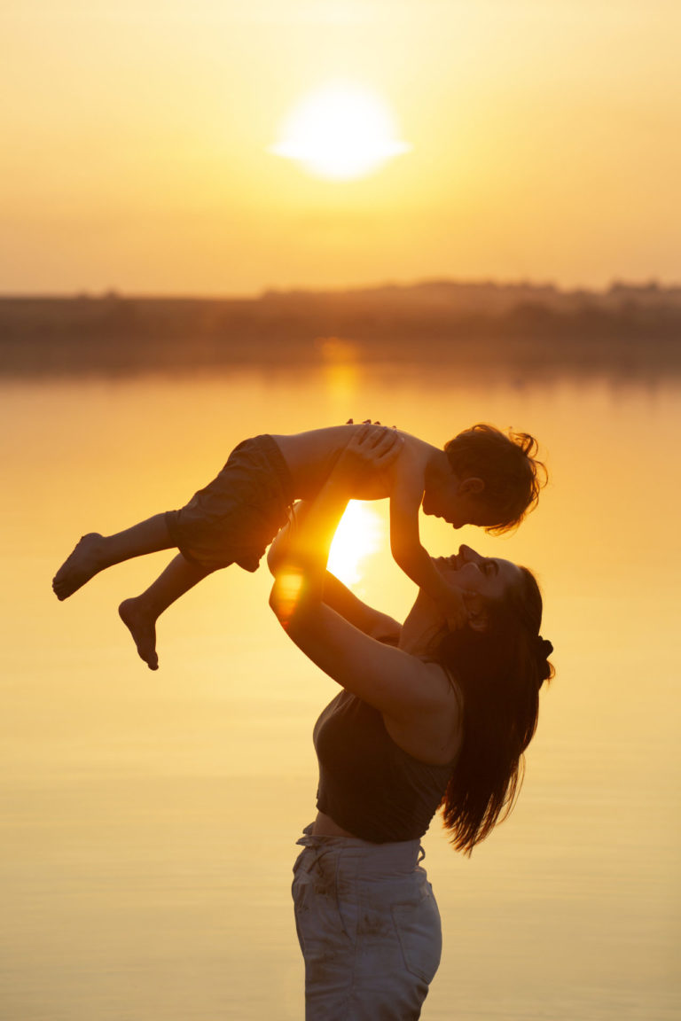 la-mamma-trascorre-del-tempo-con-il-bambino-spiaggia