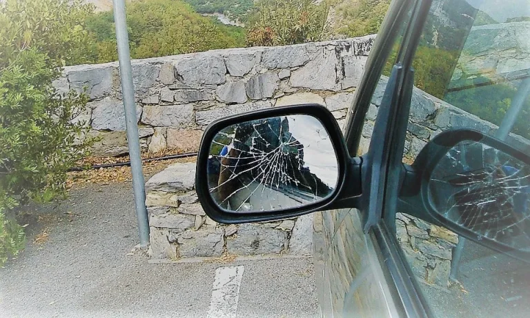 truffa dello specchietto rotto