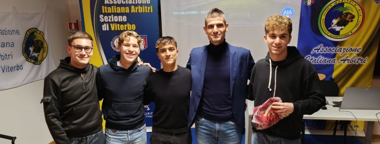 Perri con i premiati del contest sezionale AIA Viterbo