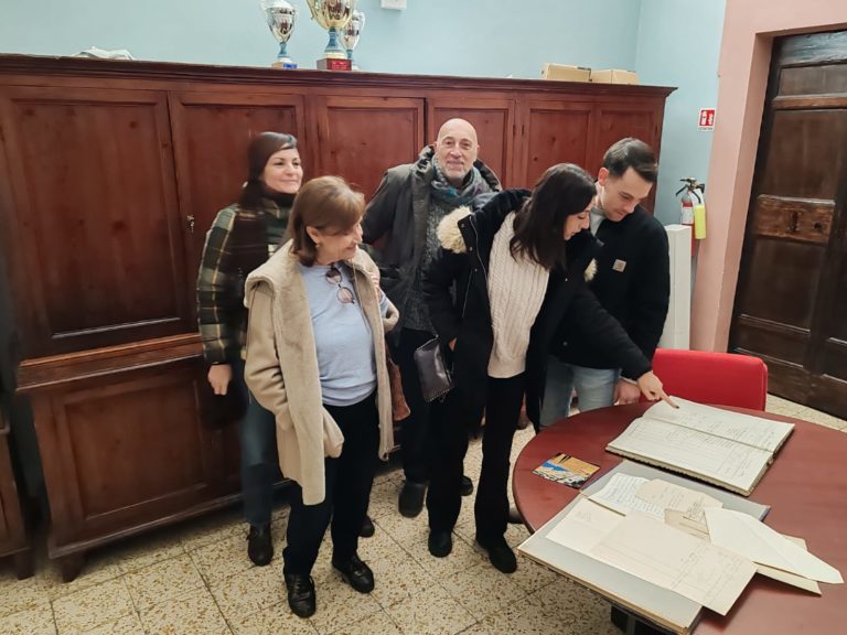 visitatori guardano documenti dell'archivio storico dell'università agraria
