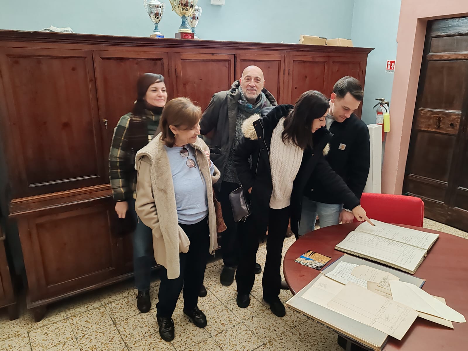visitatori guardano documenti dell'archivio storico dell'università agraria