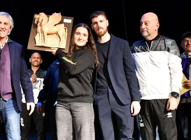 Al centro la vincitrice del premio Greta Ginestra