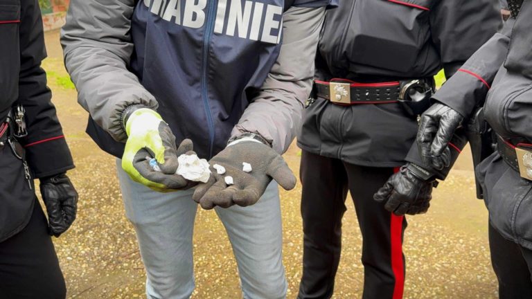 CASILINA - I Carabinieri durante i controlli al Quarticciolo (1)