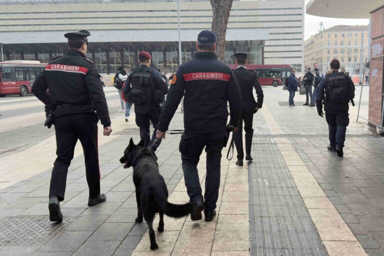 CENTRO - Controlli dei Carabinieri a Termini e Largo Agnesi (2)