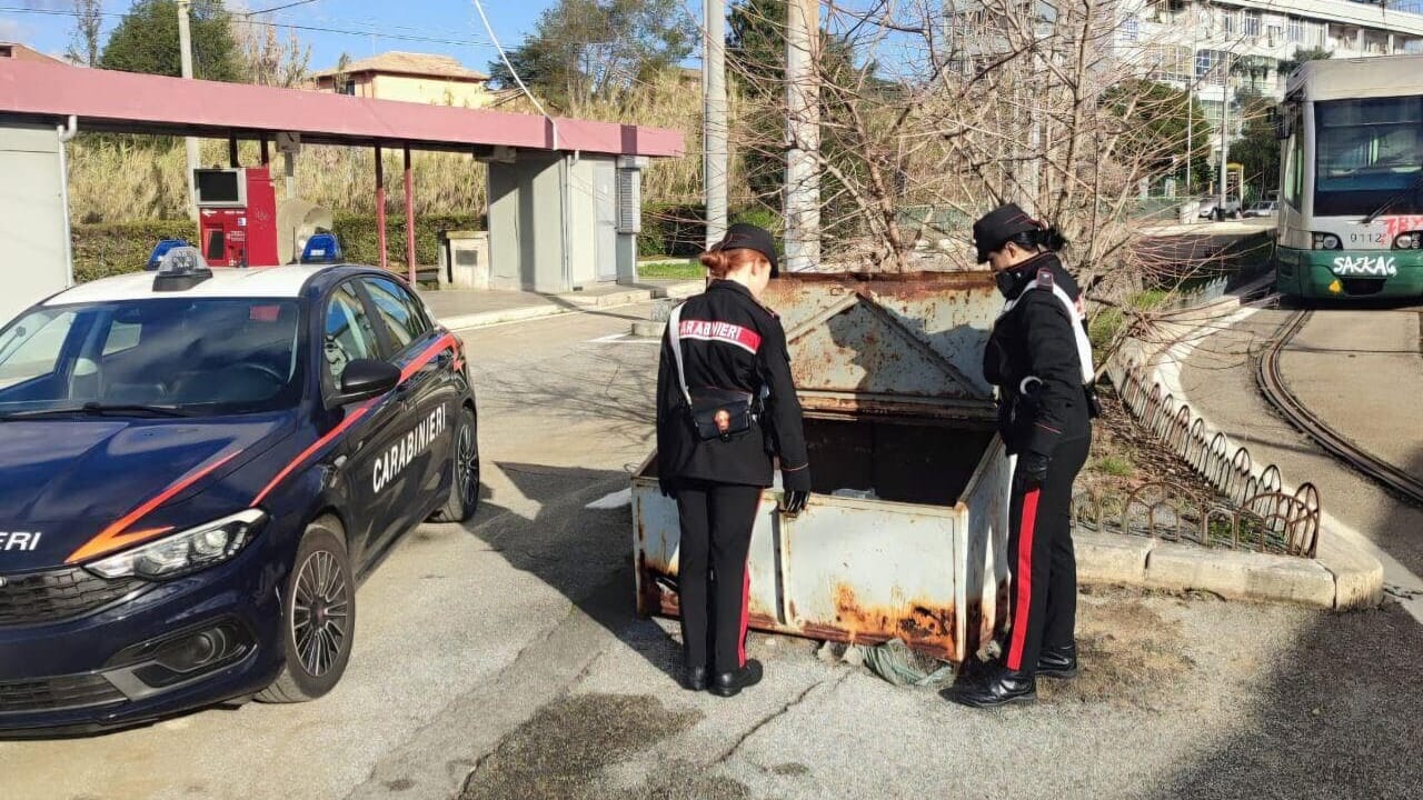 I carabinieri sul luogo del ritrovamento del cadavere