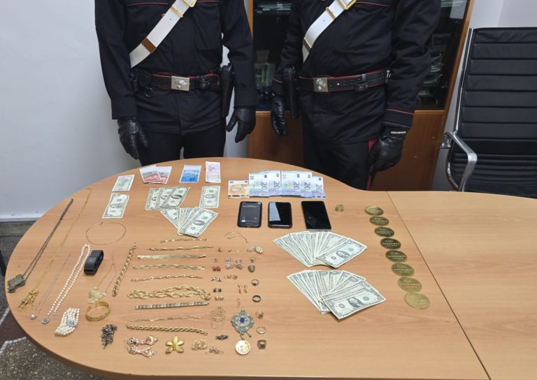 PARIOLI - Gli oggetti della truffa recuparati dai Carabinieri (1)
