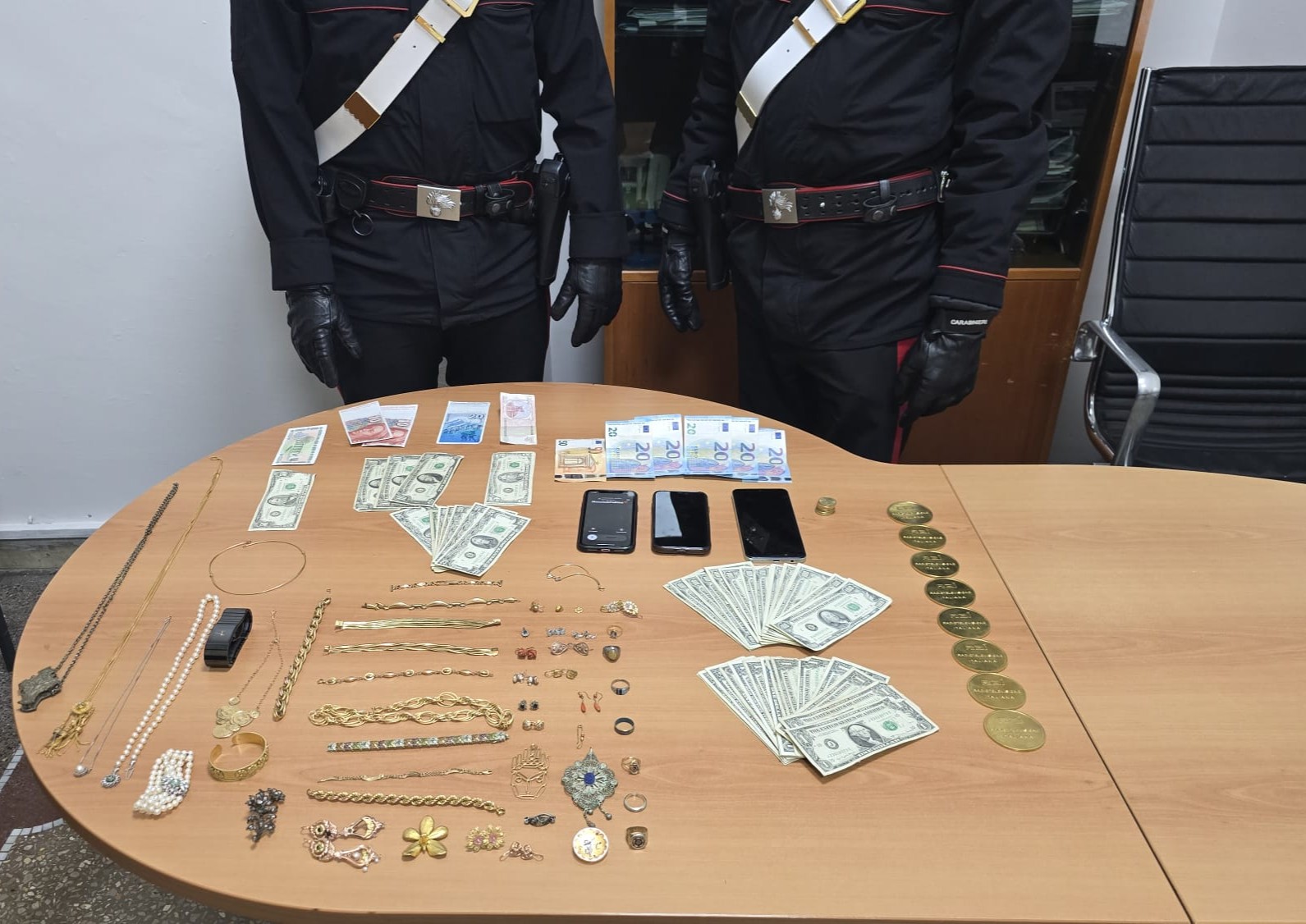 PARIOLI - Gli oggetti della truffa recuparati dai Carabinieri (1)