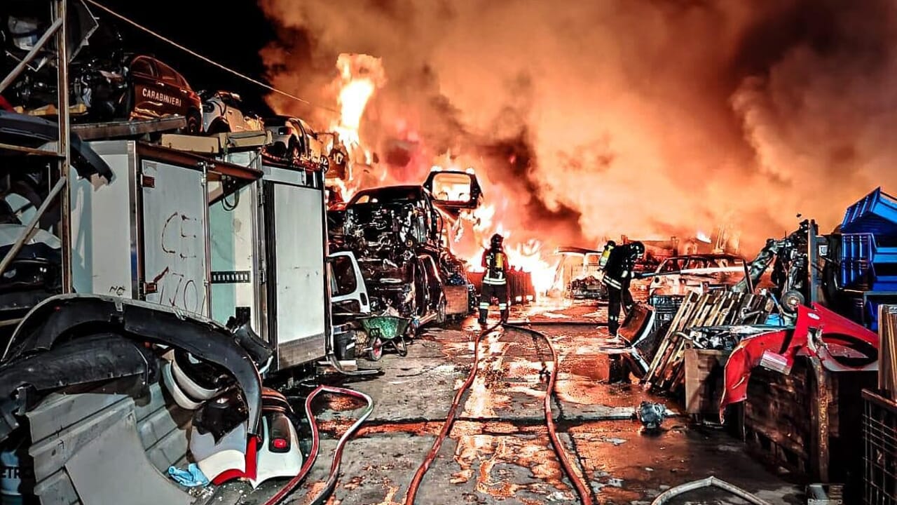 incendio-autodemolizione-via-chieri-carmagnola-250529-2