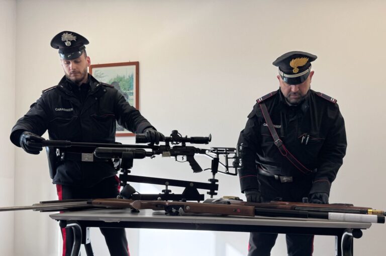 BRACCIANO - Le armi sequestrate dai Carabinieri (2)