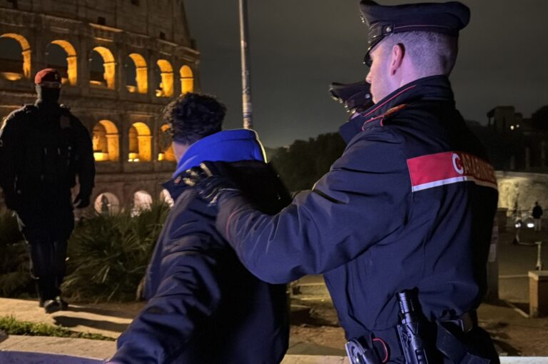 Controlli dei Carabinieri con metal-detector per possesso coltelli (1)