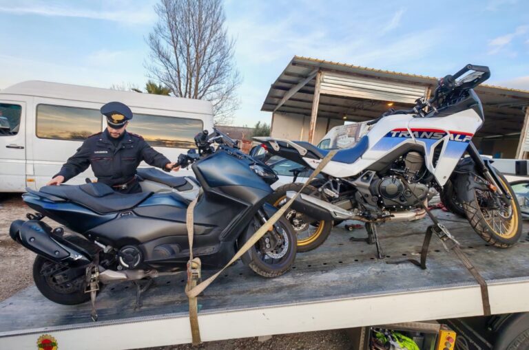 FRASCATI - I veicoli sequestrati dai Carabinieri (2)
