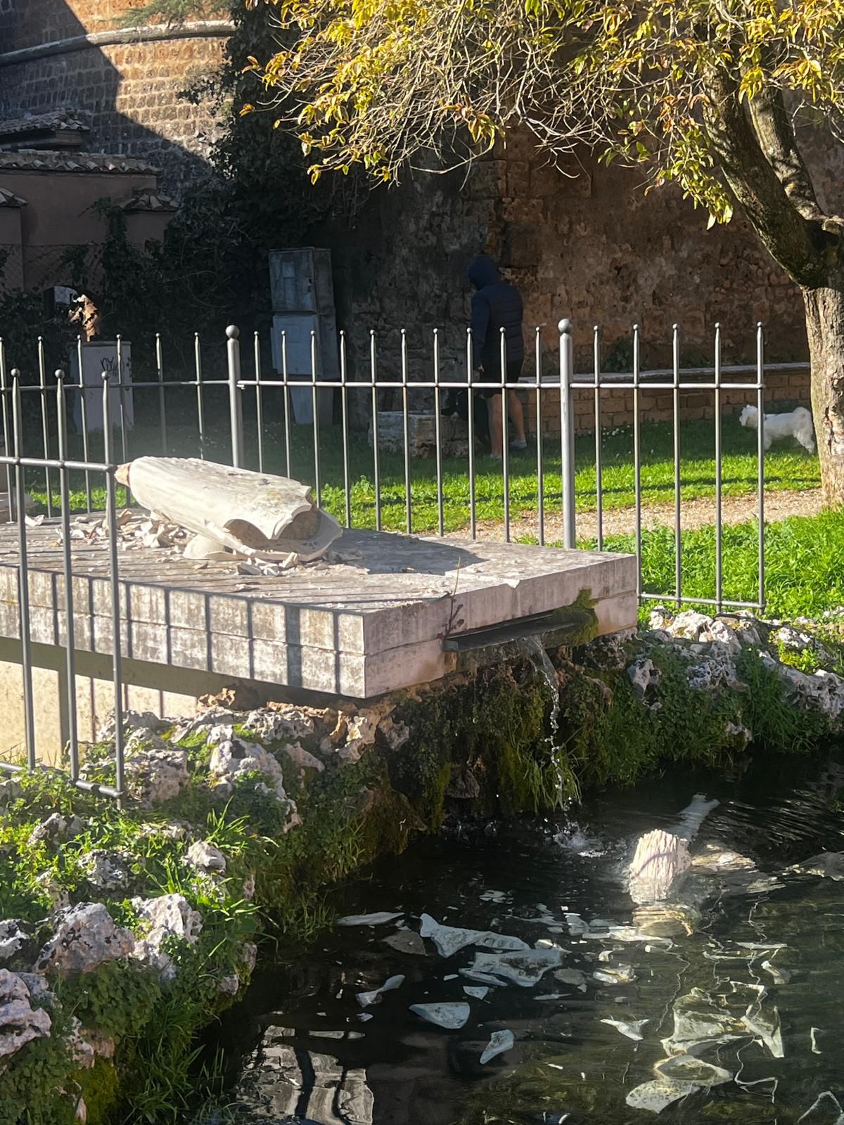 La fontana delle acque vergini danneggiata