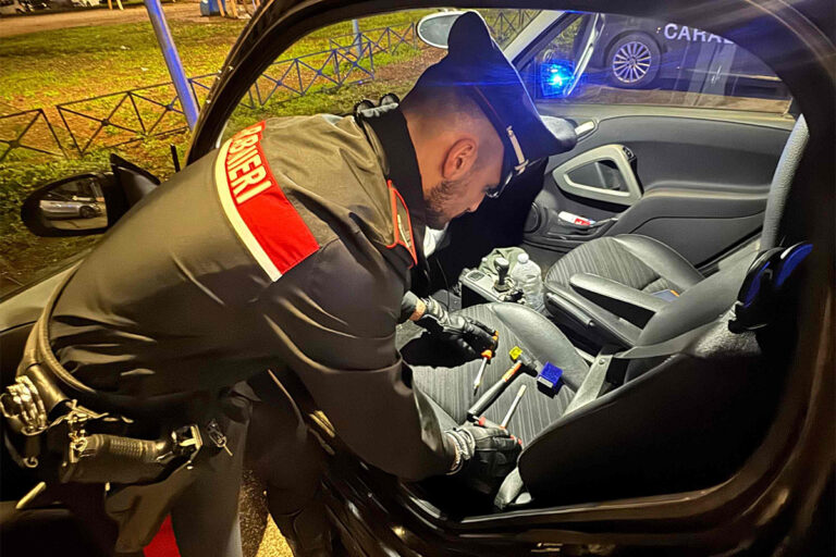 NRM - i Carabinieri con gli attrezzi rinvenuti in auto (7) copia