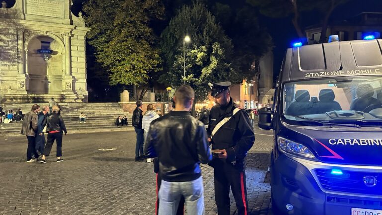 TRASTEVERE - I Carabinieri durante i controlli (1)