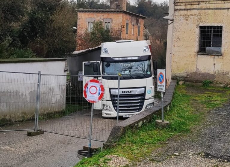 gallese camion incastrato