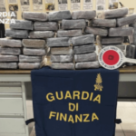 GUARDIA-DI-FINANZA-50-CHILI-DI-COCAINA-AL-PORTO-DI-CIVITAVECCHIA-SEQUESTRO-1-AGOSTO-2025-696x445