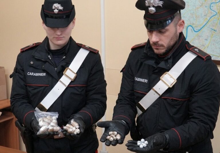 MONTESACRO - Gli ovuli di droga sequestrati dai Carabinieri