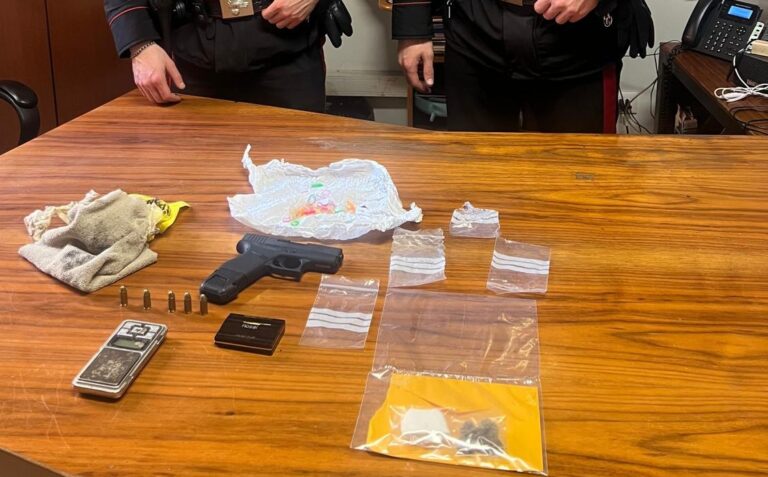 PIAZZA DANTE - La pistola, la droga e il materiale sequestrati dai Carabinieri