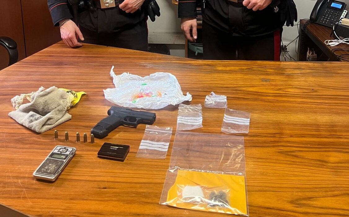 PIAZZA DANTE - La pistola, la droga e il materiale sequestrati dai Carabinieri