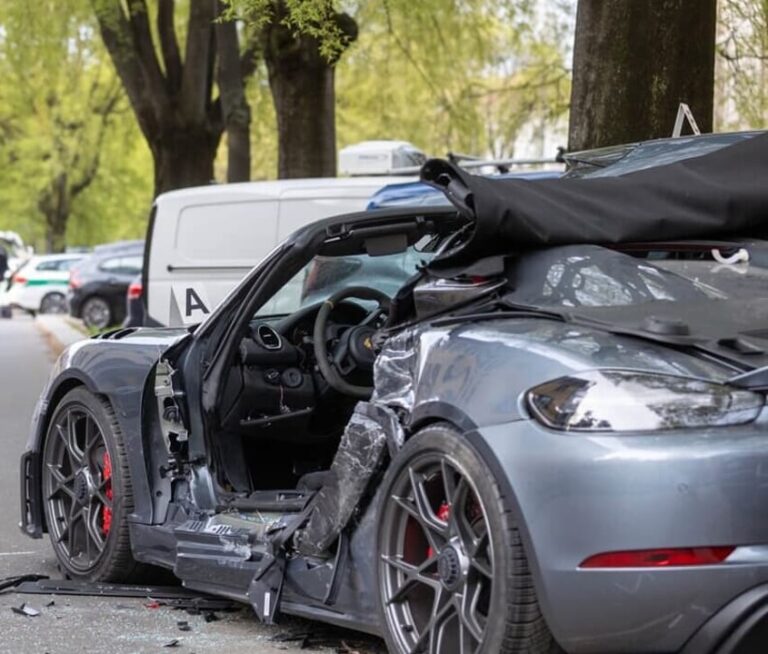 Porsche con tre ragazzi si schianta contro le auto parcheggiate (foto Stefano Porta_LaPresse) - 7