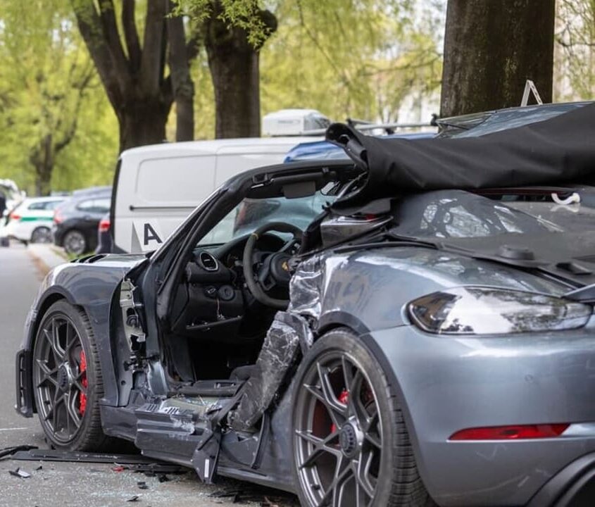 Porsche con tre ragazzi si schianta contro le auto parcheggiate (foto Stefano Porta_LaPresse) - 7