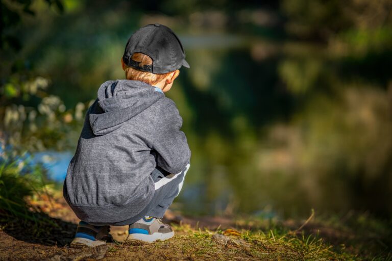 bambino di spalle