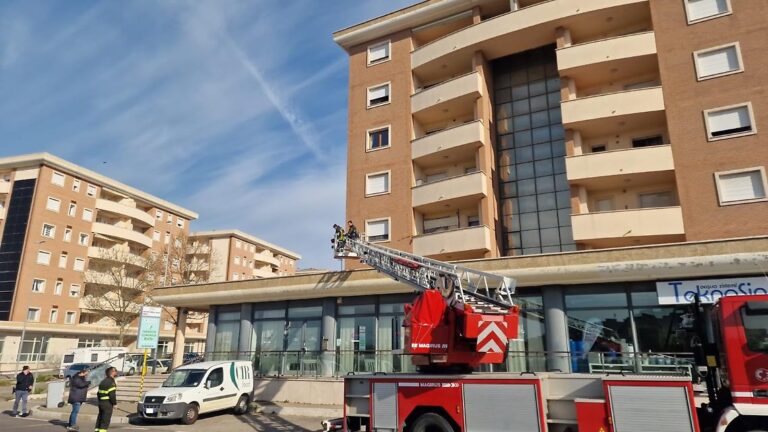 donna_di_55_anni_muore_dopo_essere_precipitata_dal_sesto_piano_a_viterbo
