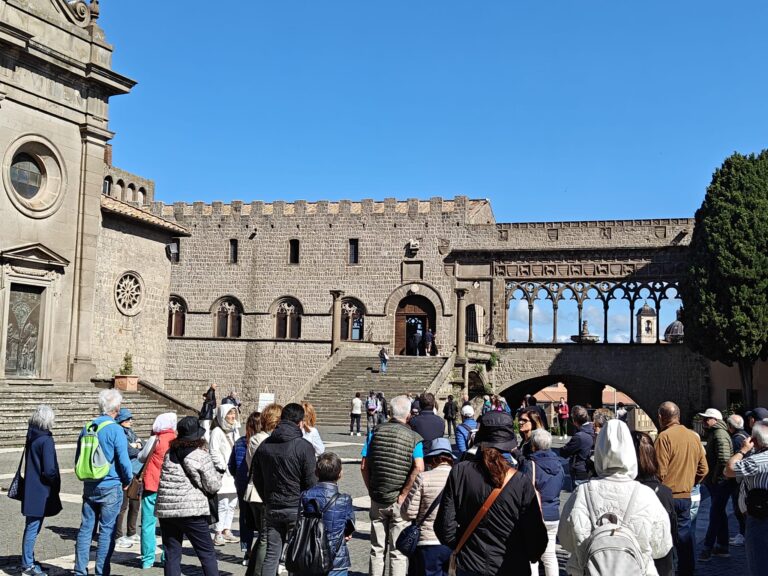 viterbo palazzo dei papi turisti