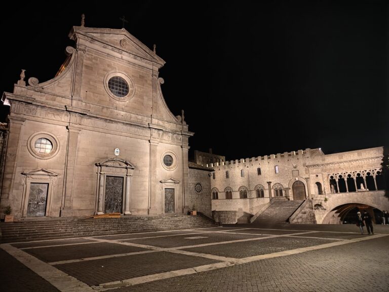 viterbo piazza san lorenzo palazzo dei papi notte