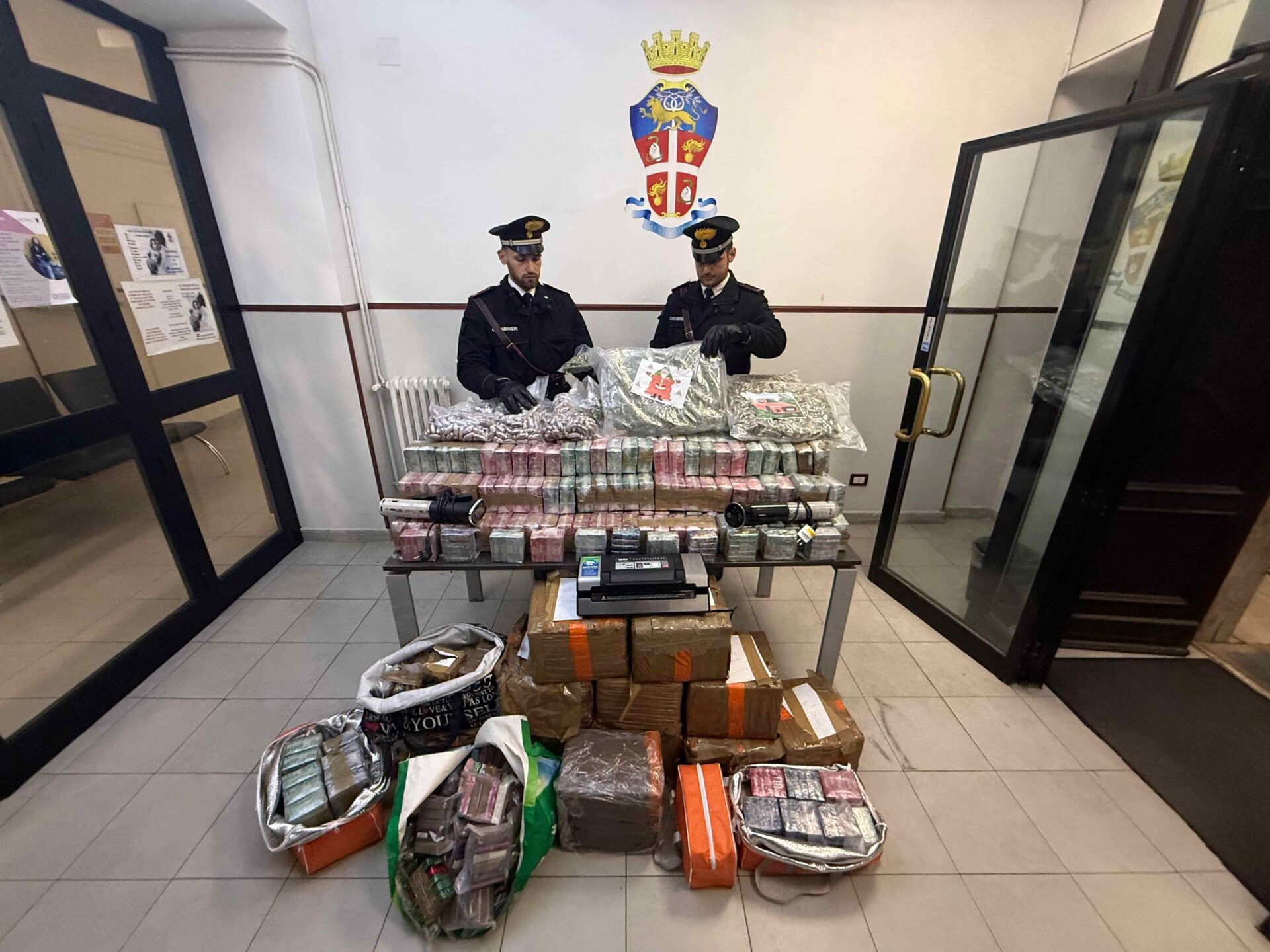 CASSIA - Sequestro di 500 kg di droga eseguito dai Carabinieri (1)