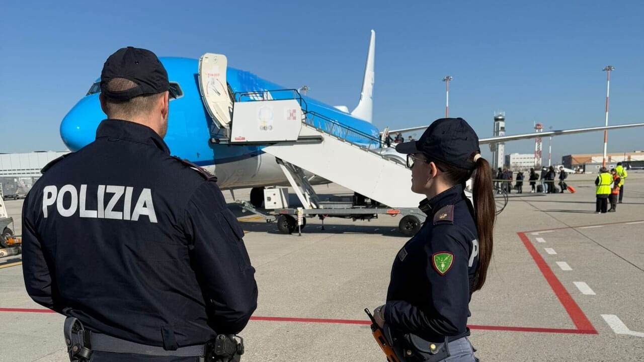 Polizia di frontiera all'aeroporto di Venezia-2