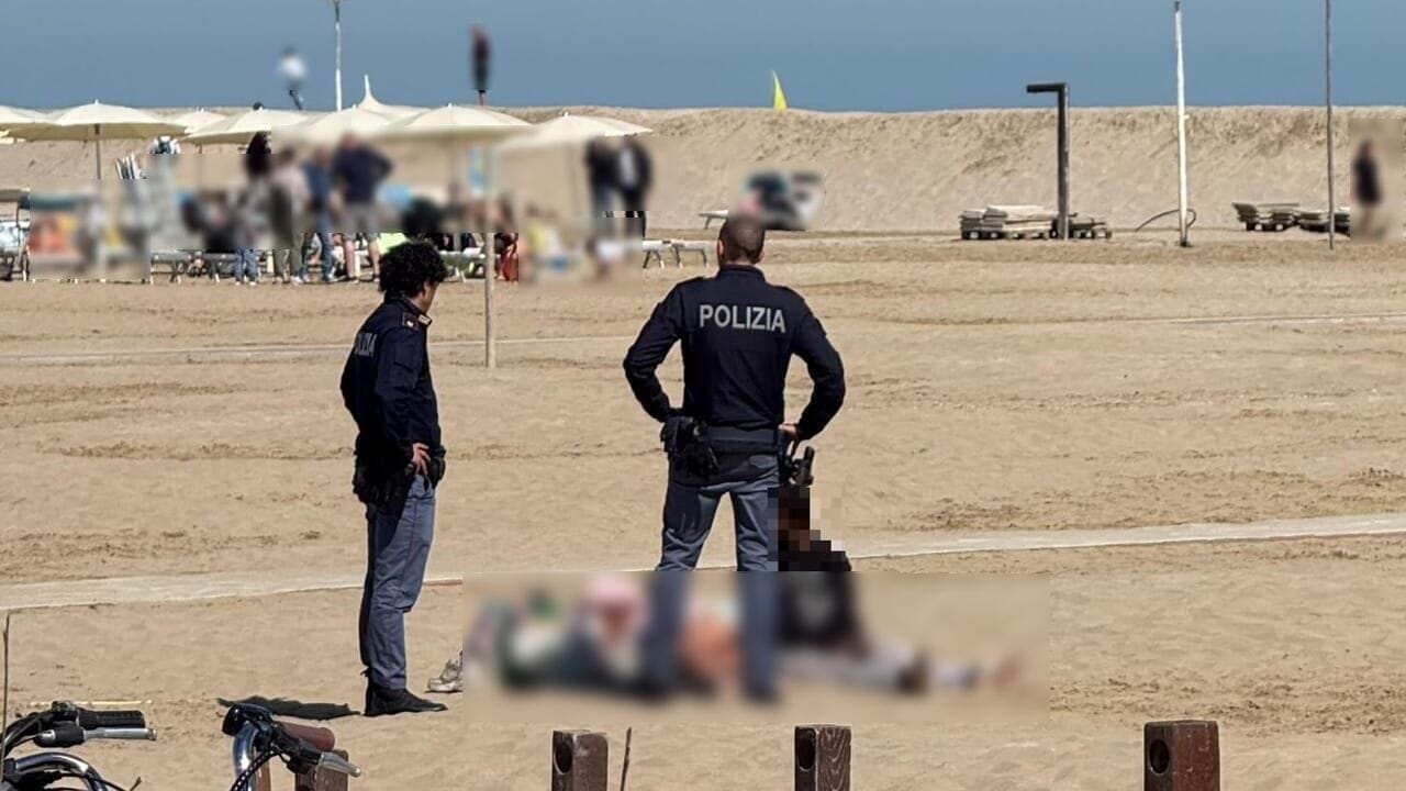 Sesso in pubblico in spiaggia a Rimini